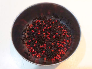 4、黑米红豆粥,淘洗干净