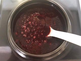 8、黑米红豆粥,中间要用勺子翻动几次，免得粘锅