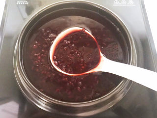 12、黑米红豆粥,黑米红豆粥可以吃了~