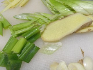 1、可乐鸡翅,葱姜蒜切片，切段