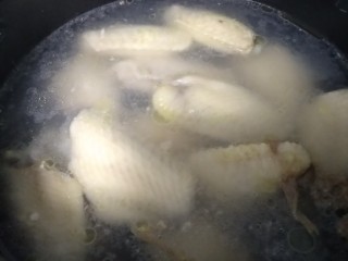 2、可乐鸡翅,鸡翅焯水