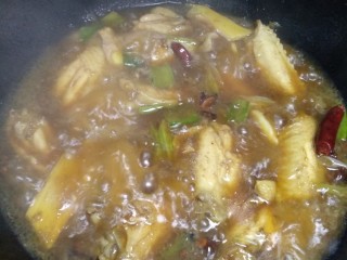 4、可乐鸡翅,葱姜蒜爆锅，下鸡翅膀，加调味料翻炒后加可乐。