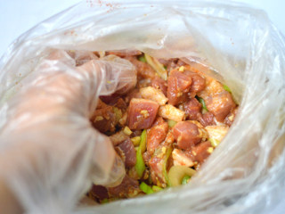 5、烤羊肉串,加入生抽和橄榄油，用手抓匀