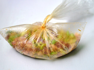 6、烤羊肉串,姜保鲜密封，放入冰箱冷藏，腌制一晚（一般腌制3小时以上也可以，越久越好）