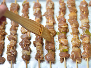 9、烤羊肉串,刷上一层橄榄油