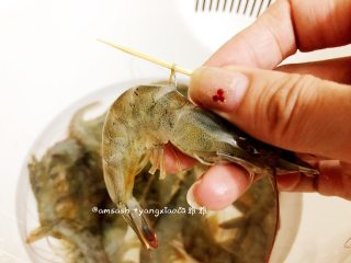 1、意大利风味烤虾,用牙签从虾头或者虾尾开始的倒数第二节横穿过去，然后轻轻的往外挑，然后虾肠就能很轻松的拉出来啦