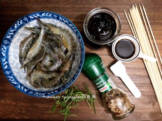 2、意大利风味烤虾,把所有需要用到的材料都准备好