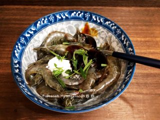 3、意大利风味烤虾,把生抽，蚝油，盐，意大利风味调料，还有迷迭香都放入碗中