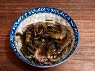 4、意大利风味烤虾,搅拌均匀，腌制半小时左右