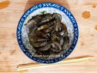 5、意大利风味烤虾,腌制好的虾从冰箱中取出来，竹签用水泡一下