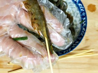 6、意大利风味烤虾,然后用竹签从虾的尾部开始，用竹签串好