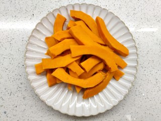 1、南瓜发糕,生南瓜去皮切片，蒸10分钟。