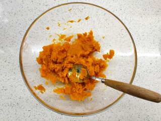 2、南瓜发糕,蒸熟之后把南瓜里面的水倒入一个小碗放温备用，南瓜压成泥。