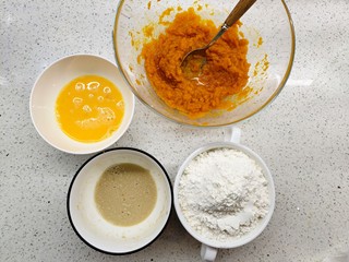 3、南瓜发糕,所有材料备好，把3g酵母跟南瓜水混合，溶解。