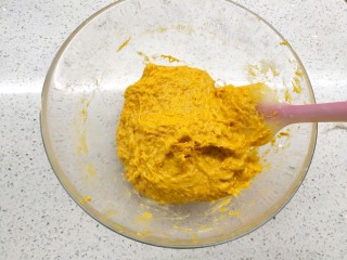 5、南瓜发糕,搅拌均匀