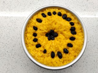 8、南瓜发糕,水开之后放蒸锅蒸30分钟，焖5分钟，防止回缩。