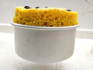 9、南瓜发糕,放凉一点脱模。