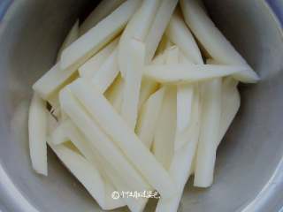 1、干锅鸡腿,土豆去皮切条