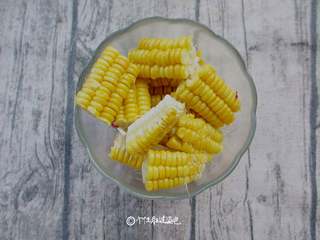 2、干锅鸡腿,玉米蒸熟切断