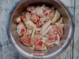3、干锅鸡腿,先将鸡肉过水洗净放入盆里,最好选用鸡腿肉,鸡脖子,鸡翅膀等吃起来才不会太柴。最好用水浸泡下,去除血水