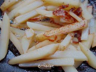7、干锅鸡腿,煎好的鸡腿肉捞出,锅内会剩不少油,倒入土豆条,煸至焦黄捞出