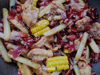 12、干锅鸡腿,调入1大勺蚝油,2大勺生抽,1勺盐,一勺糖,一勺料酒继续翻炒均匀