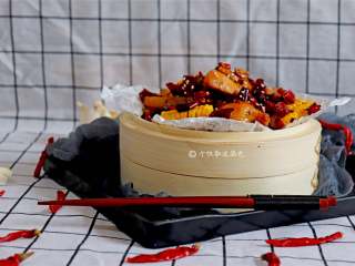 16、干锅鸡腿,冷吃热吃都很香,而且因为味道重、炒干了又没什么水分,也很耐保存