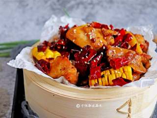 21、干锅鸡腿,辣椒泛着亮晶晶的红油, 既可作为佐酒小菜,也可作为零嘴小吃~~