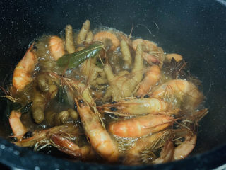 1、明虾鸡爪煲,即将出锅的鸡爪明虾煲，具体做法如下；