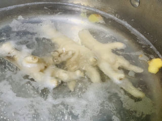 4、明虾鸡爪煲,鸡爪焯水；