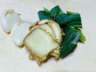 5、明虾鸡爪煲,辅料：姜片，大葱叶，蒜瓣，洗净待用；