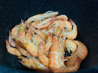 6、明虾鸡爪煲,锅里加1勺油，热锅，加入明虾炒香；