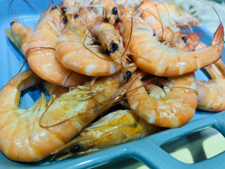 7、明虾鸡爪煲,先盛入碗里；