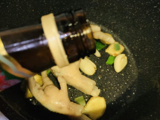 9、明虾鸡爪煲,料酒炝锅；