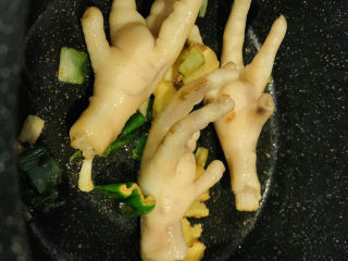 10、明虾鸡爪煲,继续炒香；