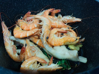 11、明虾鸡爪煲,加入明虾；