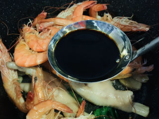 12、明虾鸡爪煲,加酱油；