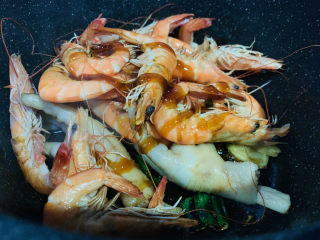 13、明虾鸡爪煲,加蚝油，炒均匀调料；