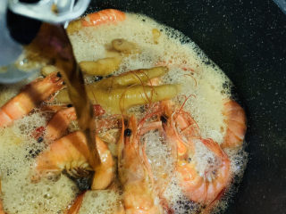 14、明虾鸡爪煲,加入1瓶可乐；