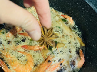 15、明虾鸡爪煲,加八角；