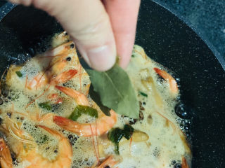 16、明虾鸡爪煲,加香叶；