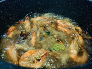 18、明虾鸡爪煲,搅拌均匀调料，煮开，转中小火焖20分钟；