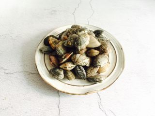 1、爆炒香辣花蛤,文蛤清洗干净沥干水分备用。买来的文蛤很干净，里面没有沙无需再处理。