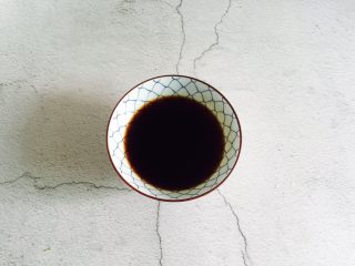 3、爆炒香辣花蛤,取一碗加入蚝油1勺、生抽1勺、料酒2勺、香醋1勺、适量鸡精加少许清水搅拌均匀