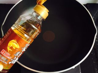 4、爆炒香辣花蛤,锅中加入菜籽油加热至微微冒烟