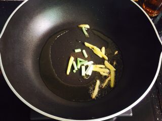 5、爆炒香辣花蛤,放入姜丝和葱白小火煸香