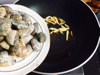 6、爆炒香辣花蛤,倒入花蛤