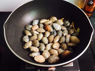 7、爆炒香辣花蛤,大火翻炒片刻