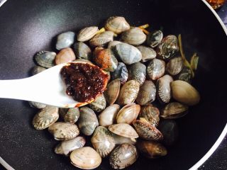 8、爆炒香辣花蛤,豆瓣酱