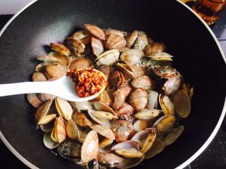 9、爆炒香辣花蛤,辣椒油